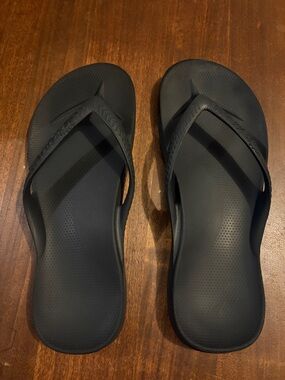 Men's Black Flip-Flop Sandals - Comfortable Everyday Beach Wear